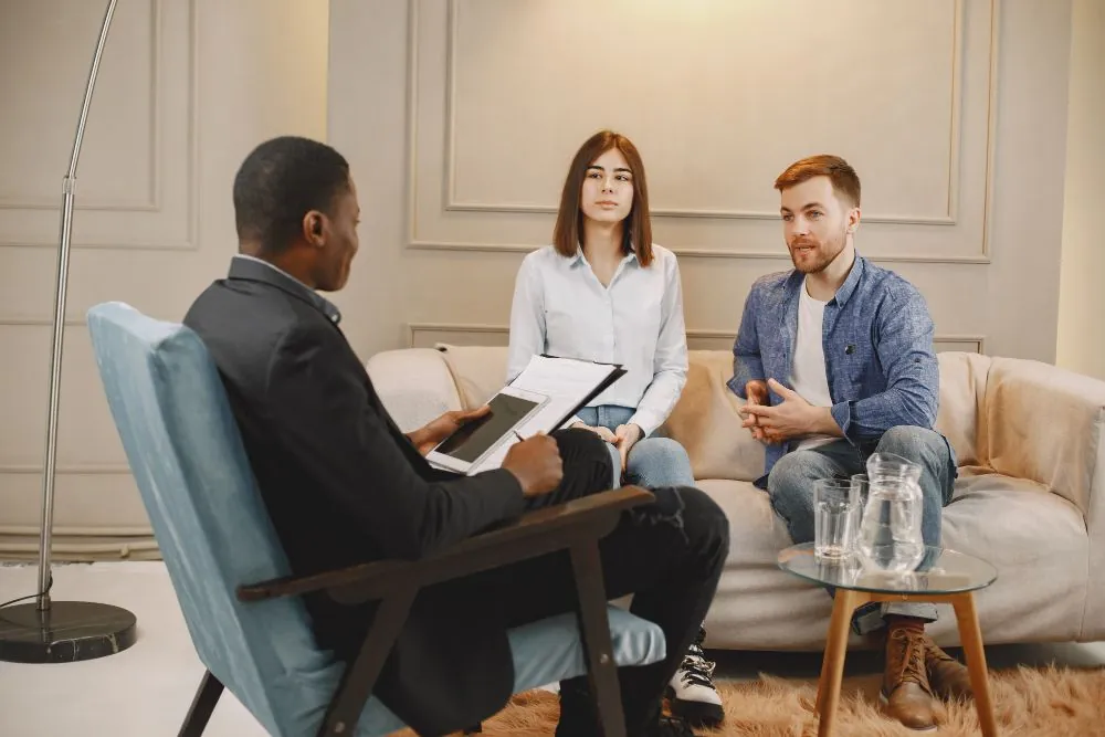 Cliënten in gesprek met een adviseur
