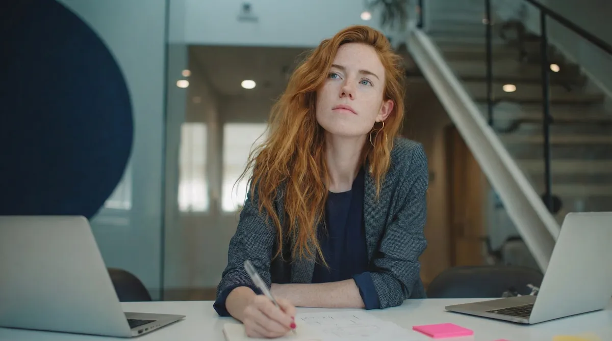 Administratief professional van Acuut Schuldhulp aan het werk op kantoor